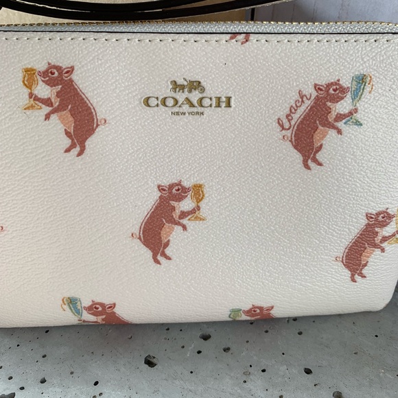 NWT COACH CORNER ZIP WRISTLET WITH PIGGY PRINT - Picture 2 of 5